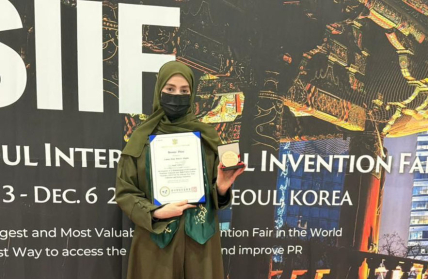 Al Hamraa student Lamar Hani Al-Agha winning the bronze medal at the Seoul International Invention Fair SIIF 2025